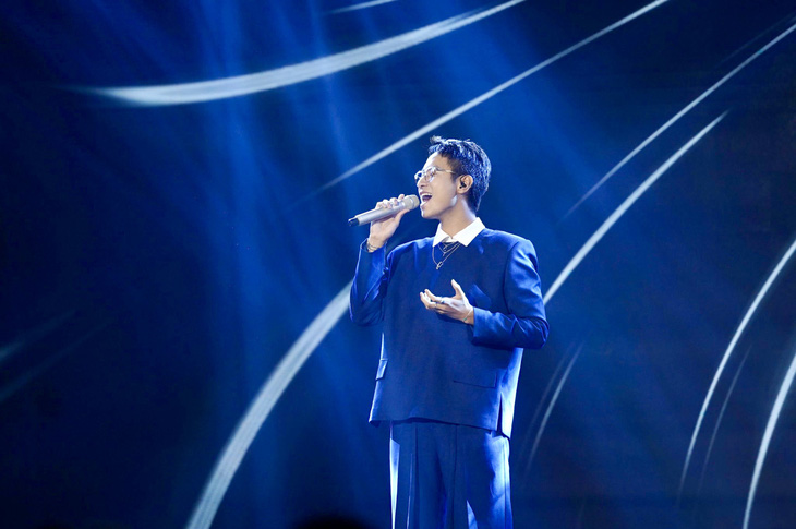 Hà An Huy gây ấn tượng với tiết mục Trăng dưới chân mình. Khác với sự tinh nghịch ở những phần thi trước, tuần này Hà An Huy mang đến những khoảnh khắc vô cùng lắng đọng và tình trên sân khấu Vietnam Idol.