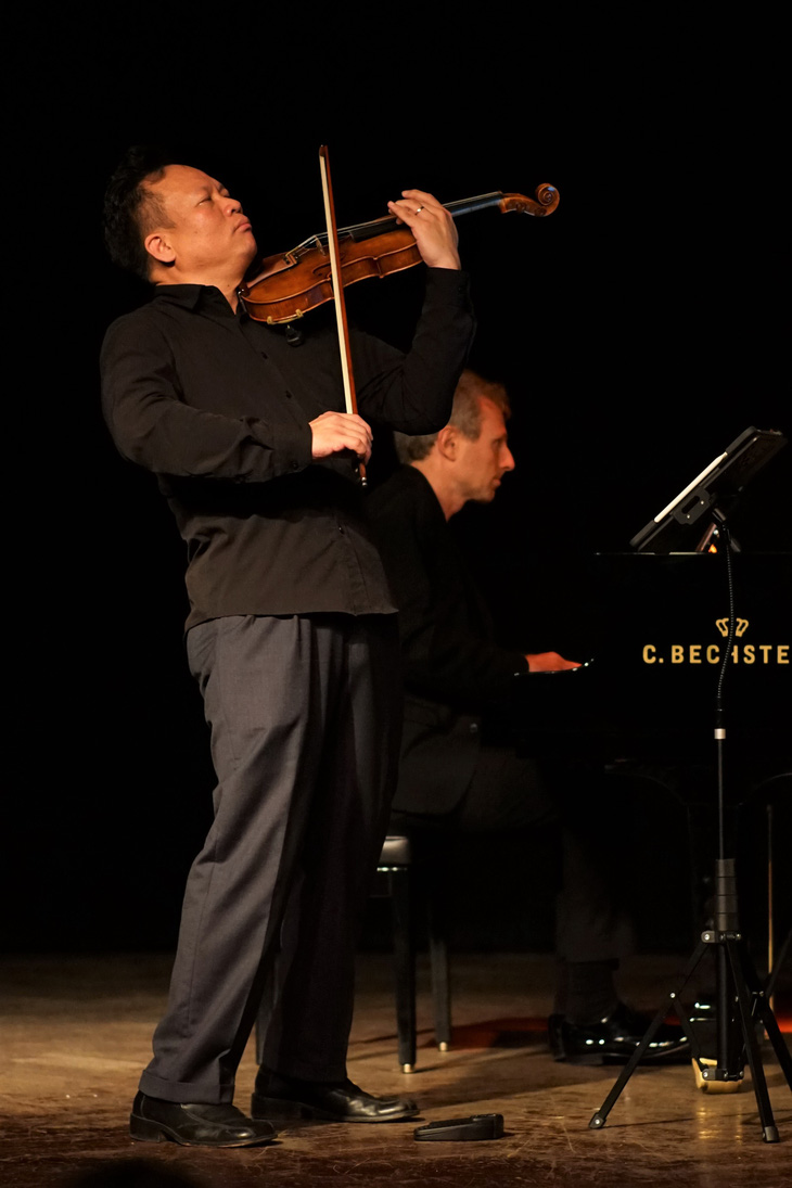 Nghệ sĩ violin Chương Vũ song tấu cùng nghệ sĩ piano Maxime Zecchini - Ảnh: H.VY