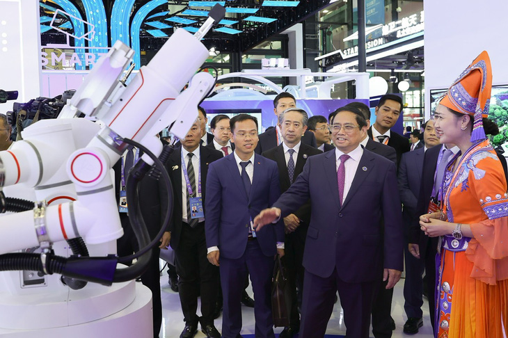Thủ tướng tham quan một gian hàng về công nghệ cao của Trung Quốc tại hội chợ - Ảnh: NHẬT BẮC