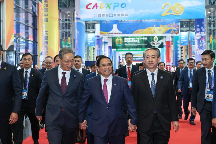 Thủ tướng Phạm Minh Chính cùng Đại sứ Trung Quốc tại Việt Nam Hùng Ba và lãnh đạo Quảng Tây tham quan khu gian hàng của Việt Nam tại CAEXPO và CABIS lần thứ 20 ngày 17-9 - Ảnh: NHẬT BẮC