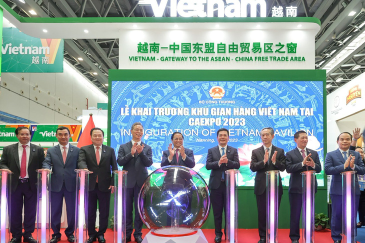 Thủ tướng Phạm Minh Chính cùng quan chức Việt Nam và Trung Quốc nhấn nút khai trương gian hàng tại CAEXPO ở Nam Ninh sáng 17-9 - Ảnh: NHẬT BẮC