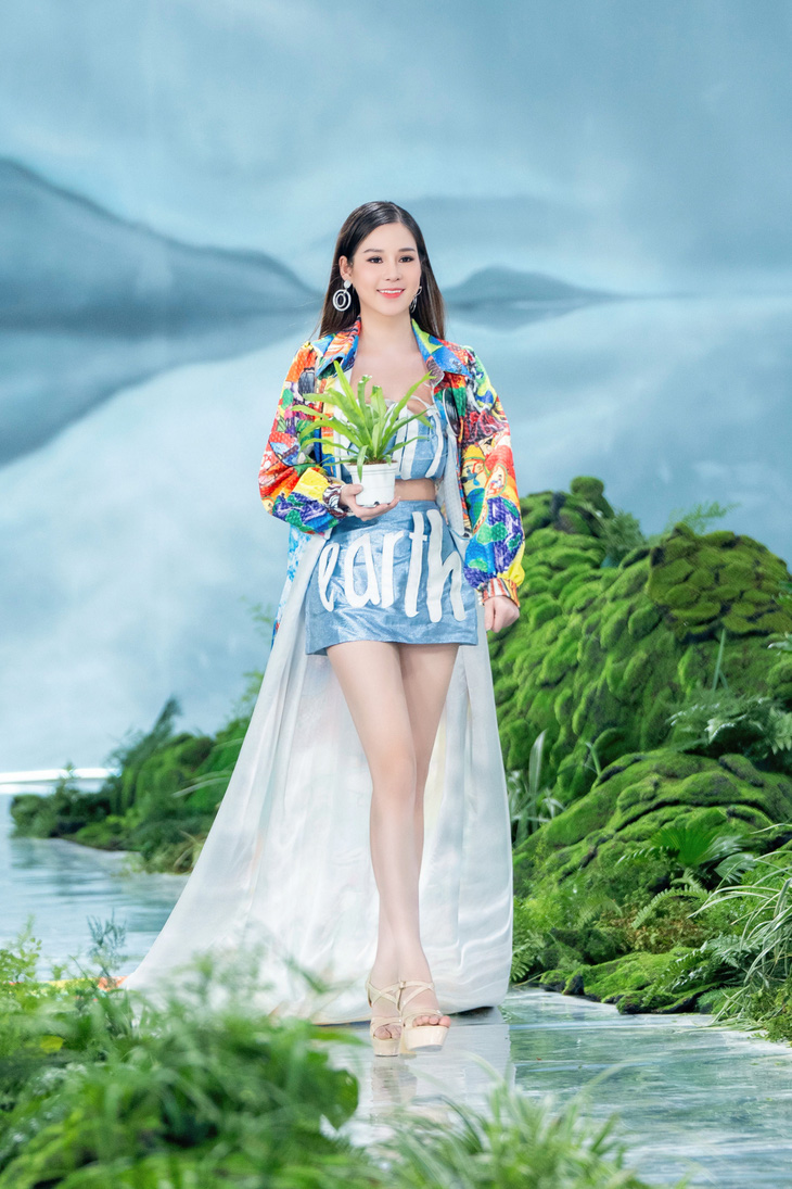 Thí sinh Nguyễn Hoài Linh tiết lộ chiếc áo khoác được làm từ tấm phông bạt nhựa, trong khi áo và váy hoàn toàn được làm từ vải tái chế…