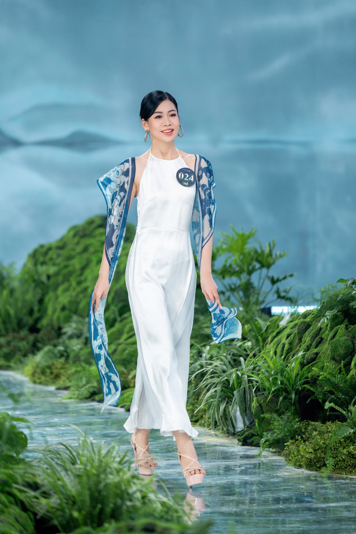 Bộ trang phục lấy cảm hứng từ kiến trúc đền chùa và miếu ở Huế, thí sinh Lương Thị Trúc Hà cho biết mình rất ấn tượng với trang phục này vì mang đậm dấu ấn văn hóa Việt Nam. Bộ trang phục được làm từ hai chất liệu chính là vải gai dầu và lụa satin