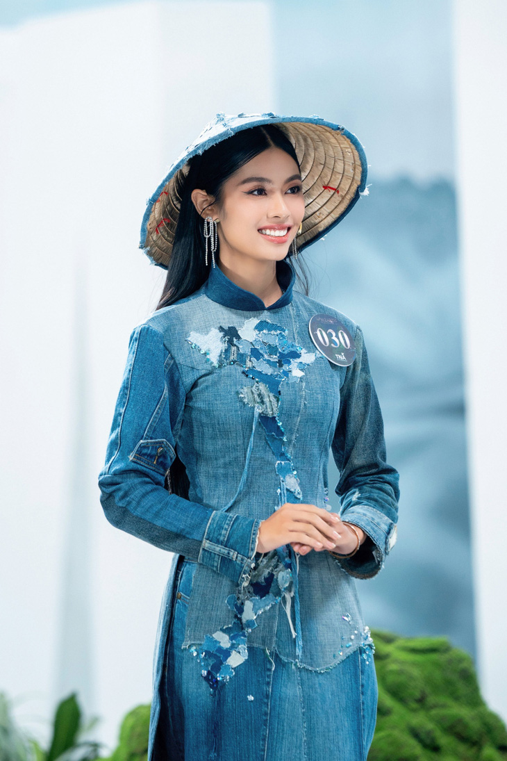 Thí sinh Nguyễn Thị Quỳnh Trang với mẫu trang phục được làm toàn bộ từ 63 mảnh vải jeans cũ…
