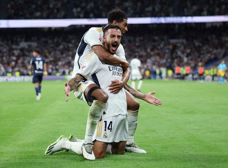 Niềm vui của các cầu thủ Real Madrid sau khi ghi bàn vào lưới Real Sociedad - Ảnh: REUTERS