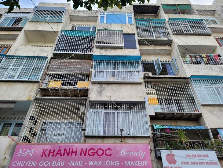Nhiều căn hộ tại chung cư Ngô Gia Tự (Nha Trang) cơi nới lồng sắt không có cửa thoát hiểm theo khuyến cáo, vận động của chính quyền địa phương - Ảnh: TRẦN HƯỚNG