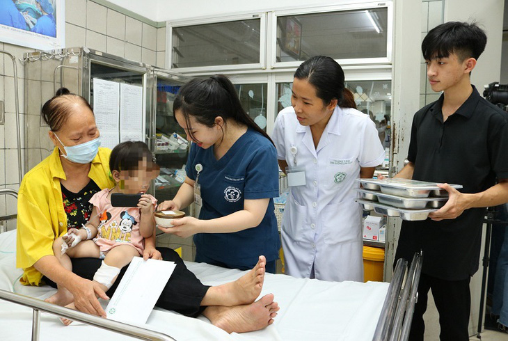 Cán bộ y tế Bệnh viện Bạch Mai chăm sóc cho nạn nhân vụ cháy chung cư mini ở Hà Nội - Ảnh: BVCC