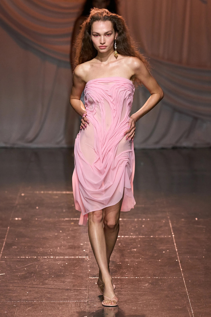 Chiếc váy được thiết kế nhằm tôn vinh vẻ đẹp của người phụ nữ - Ảnh: Gorunway