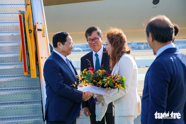 Thủ tướng Phạm Minh Chính nhận hoa chào mừng từ đại diện chính quyền thành phố San Francisco - Ảnh: DUY LINH