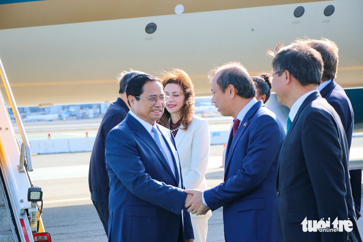Đại sứ Việt Nam tại Mỹ Nguyễn Quốc Dũng chào đón Thủ tướng Phạm Minh Chính - Ảnh: DUY LINH