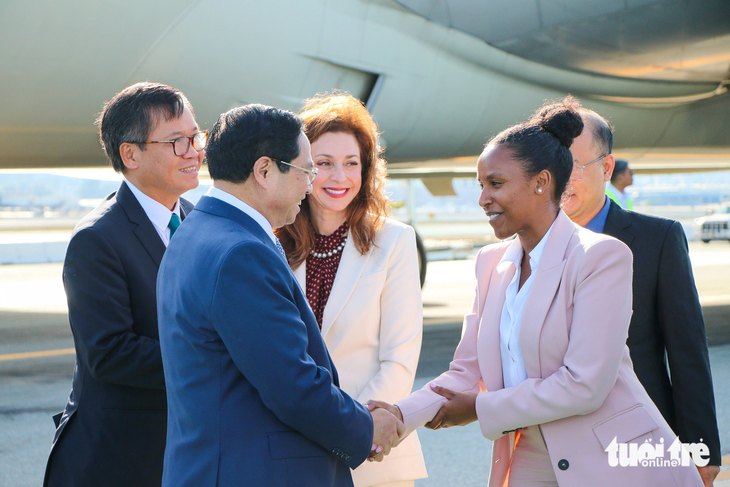 Đại diện chính quyền San Francisco đón Thủ tướng Phạm Minh Chính - Ảnh: DUY LINH