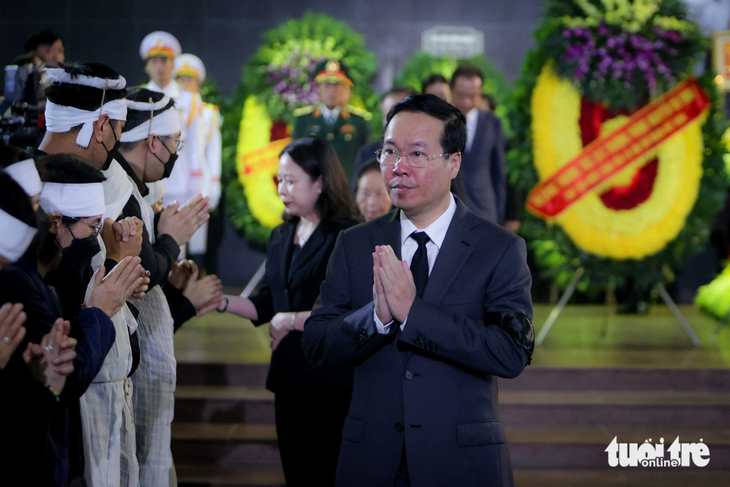 Chủ tịch nước chia buồn với gia quyến Thượng tướng Nguyễn Chí Vịnh - Ảnh: NGUYỄN KHÁNH