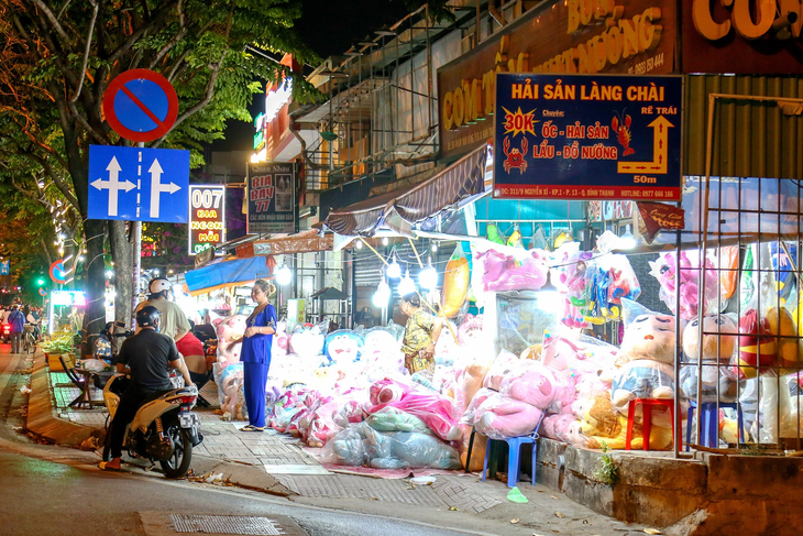 Vỉa hè trên đường Phạm Văn Đồng, TP.HCM bị lấn chiếm làm sạp hàng buôn bán - Ảnh: PHƯƠNG QUYÊN