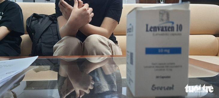 Thuốc có tên Lenvaxen 10 (Lenvatinib) mà bác sĩ N.Q.C. đưa chị K.T. cho mẹ uống - Ảnh: H.T.