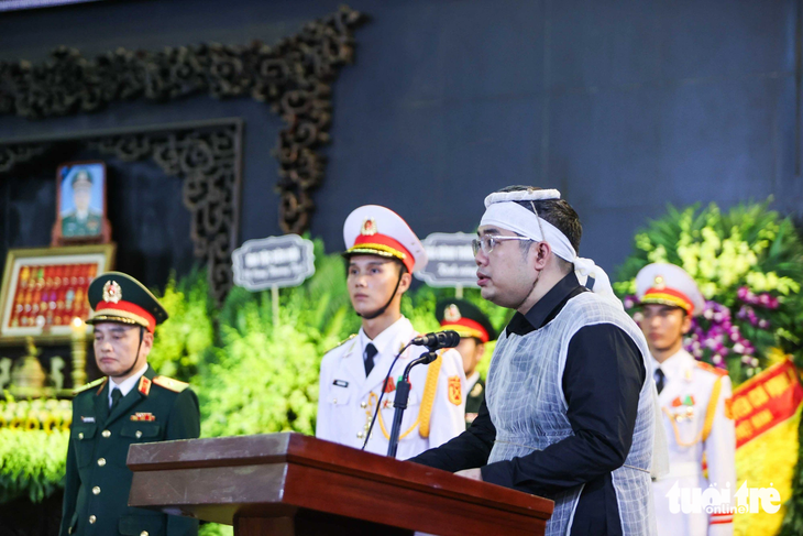 Con trai trưởng của Thượng tướng Nguyễn Chí Vịnh phát biểu cảm tạ - Ảnh: NGUYỄN KHÁNH