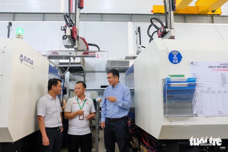 Chuyên gia người nước ngoài trao đổi về yêu cầu với lao động kỹ thuật tại một doanh nghiệp Trung Quốc ở tỉnh Bắc Ninh - Ảnh: NGUYÊN BẢO