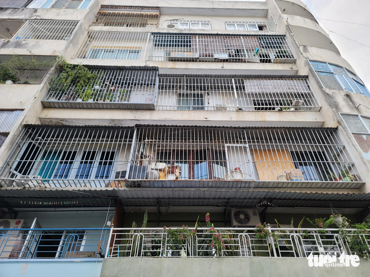 Chung cư Ngô Gia Tự ở TP Nha Trang vẫn còn nhiều căn hộ cơi nới lồng sắt bít kín ban công - Ảnh: TRẦN HƯỚNG