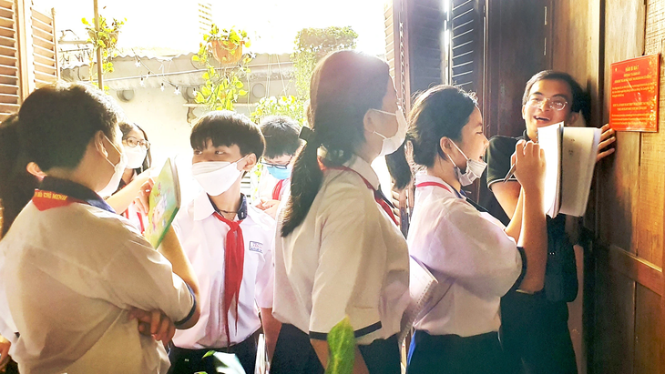 Học sinh Trường THCS Văn Lang (Q.1, TP.HCM) trong một tiết học tại căn cứ Biệt động Sài Gòn. Sau buổi học, các em sẽ làm bài thu hoạch và lấy điểm kiểm tra theo yêu cầu của giáo viên - Ảnh: H.HG