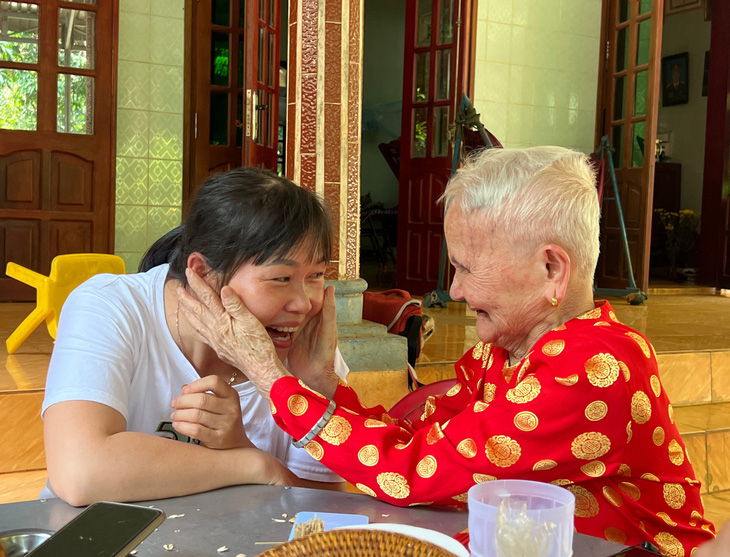 Bà cụ 101 tuổi, vẫn minh mẫn, hài hước, vừa nói chuyện vừa nựng má cháu đã lớn Ảnh YẾN TRINH