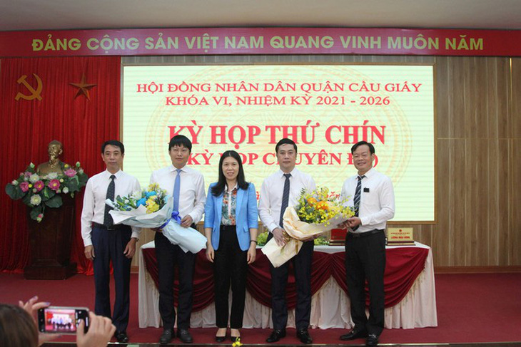 Lãnh đạo quận Cầu Giấy tặng hoa, chúc mừng ông Trần Việt Hà (thứ hai từ trái qua) và ông Ngô Ngọc Phương (thứ hai từ phải qua) - Ảnh: HĐND quận Cầu Giấy