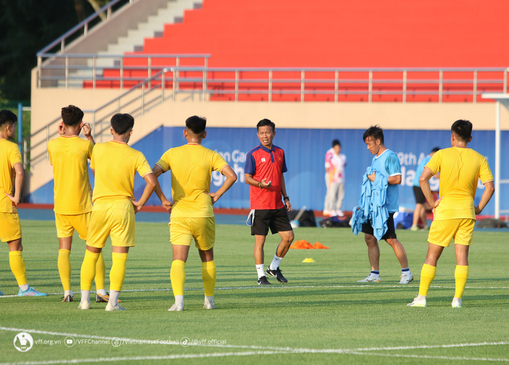 HLV Hoàng Anh Tuấn chỉ đạo các cầu thủ Olympic Việt Nam tại Hàng Châu (Trung Quốc) - Ảnh: VFF