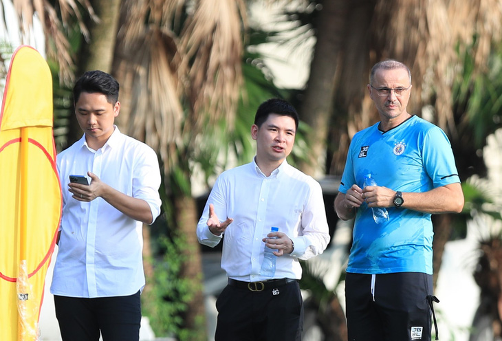 Ông Đỗ Vinh Quang (giữa), chủ tịch CLB Hà Nội, cho biết mục tiêu của đội bóng là vượt qua vòng bảng AFC Champions League - Ảnh: HNFC