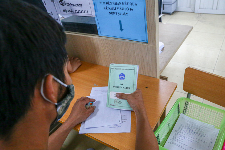 Người lao động làm thủ tục liên quan đến bảo hiểm xã hội tại Trung tâm Dịch vụ việc làm tỉnh Bắc Giang - Ảnh: HÀ QUÂN