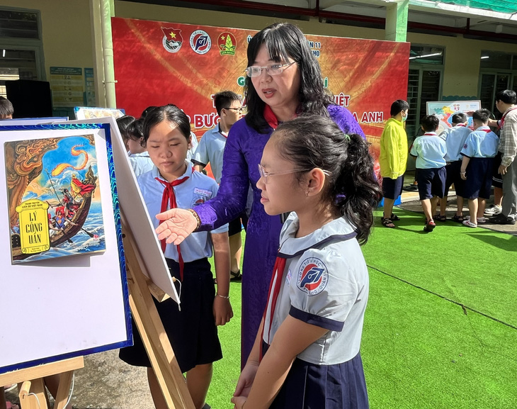 Học sinh Trường tiểu học Phú Thọ xem hình ảnh tài liệu về lịch sử - địa lý ở góc &quot;Tự hào trang sử Việt&quot; - Ảnh: MỸ DUNG