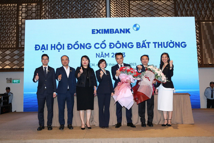 Hội đồng quản trị Eximbank trao hoa chúc mừng ông Trần Tấn Lộc và ông Nguyễn Cảnh Anh (thứ 2 và thứ 3 từ phải).
