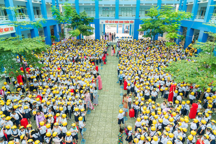 Thiso Retail trao 6.500 mũ bảo hiểm đạt chuẩn cho học sinh quận Gò Vấp và Tân Bình - Ảnh 1.