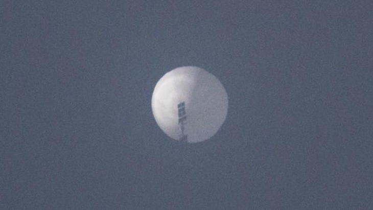 Hình ảnh về khinh khí cầu do thám của Trung Quốc do nhiếp ảnh gia Chase Doak chụp được ở bang Montana hồi tháng 2-2023 - Ảnh: CBS/REUTERS