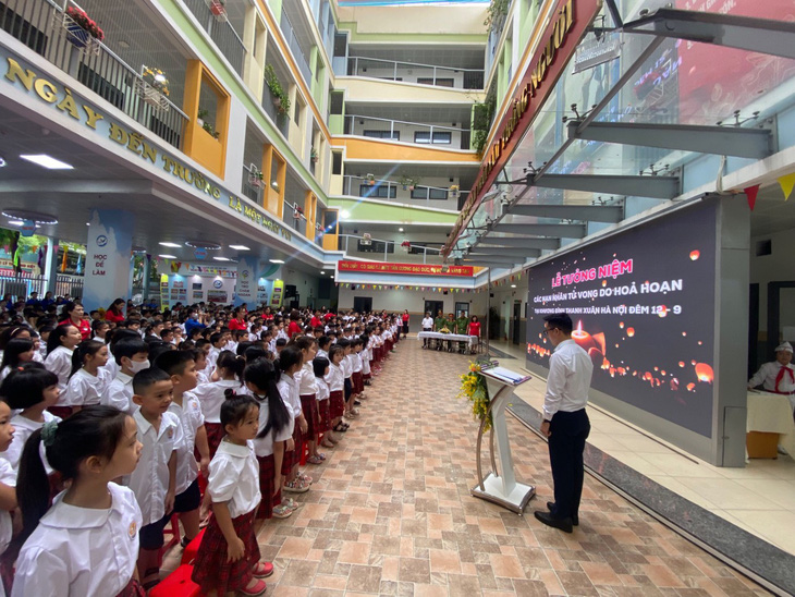 Một trường học tại Hà Nội tổ chức lễ tưởng niệm các nạn nhân tử vong trong vụ cháy tại Thanh Xuân - Ảnh: T.H.