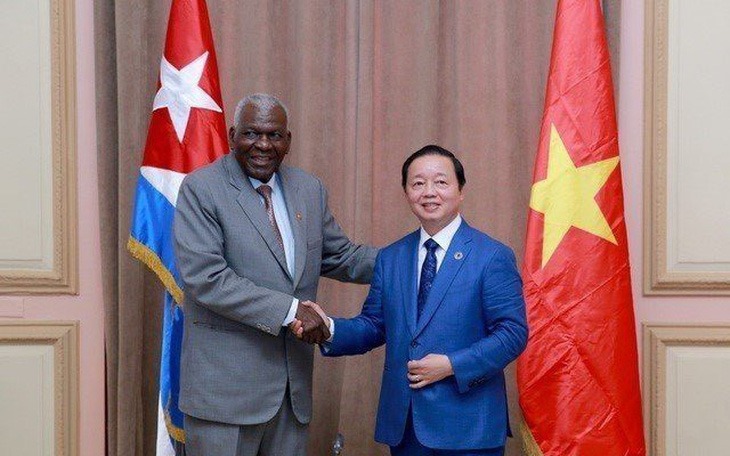 Chủ tịch Quốc hội Esteban Lazo chào mừng Phó Thủ tướng Trần Hồng Hà đến toà nhà Quốc hội Cuba - Ảnh: TTXVN