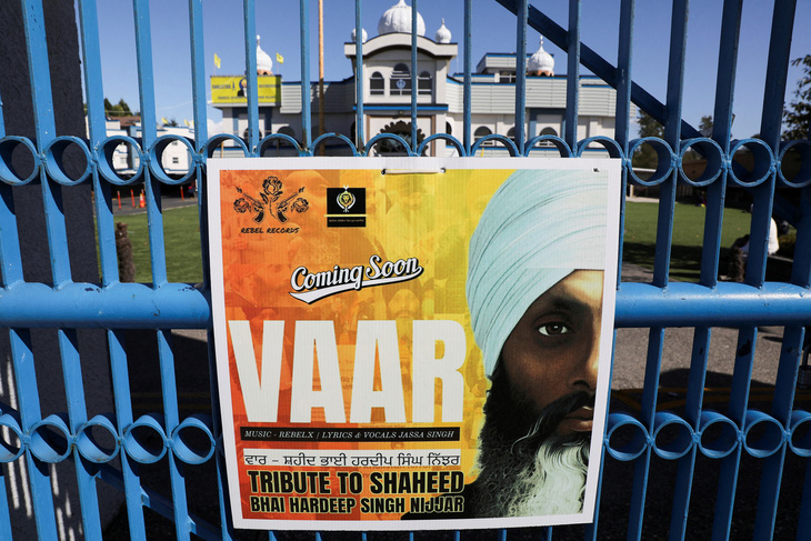 Tấm poster tưởng niệm bên ngoài đền thờ Sikh giáo ở thành phố Surrey, tỉnh British Columbia, nơi một lãnh đạo ly khai bị bắn chết hồi tháng 6-2023 - Ảnh: REUTERS