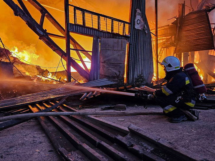 Vụ tấn công rạng sáng 19-9 gây cháy một nhà kho tại thành phố Lviv, phía tây Ukraine - Ảnh: REUTERS