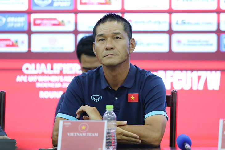 HLV Akira Ijiri muốn U17 Việt Nam thi đấu tốt để nâng cao hình ảnh bóng đá nữ nước nhà - Ảnh: HOÀNG TÙNG