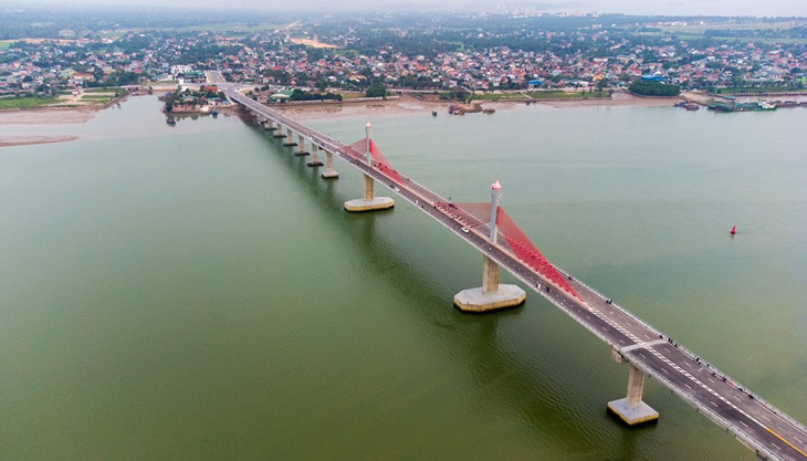 Cầu Cửa Hội kết hợp với hệ thống đường ven biển sẽ tạo thành hành lang giao thông, kinh tế đánh thức tiềm năng ven biển Nghệ An - Ảnh: Báo Nghệ An.
