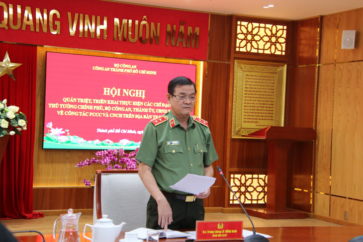 Trung tướng Lê Hồng Nam, giám đốc Công an TP.HCM, chủ trì hội nghị - Ảnh: Công an cung cấp
