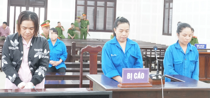Ba chị em Thủy tại phiên tòa ngày 19-9 - Ảnh: Đ.C.