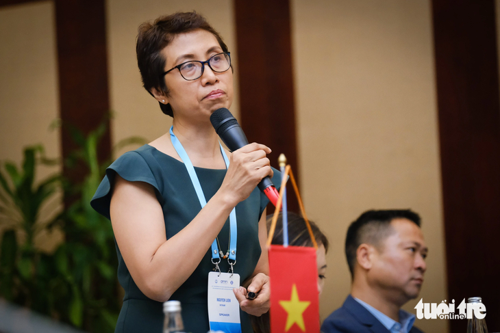 Bà Nguyễn Liên, đại diện Google, nêu cách chống tin giả của nền tảng này - Ảnh: TẤN LỰC