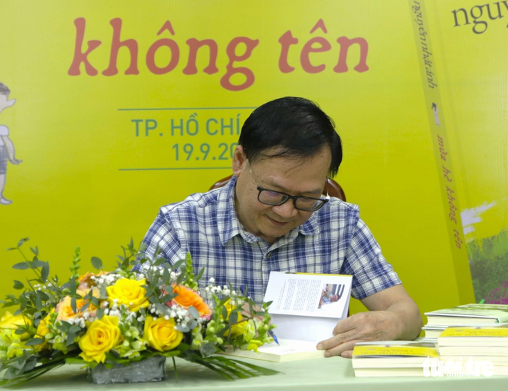 Nhà văn Nguyễn Nhật Ánh ký tặng sách mới - Ảnh: HỒ LAM