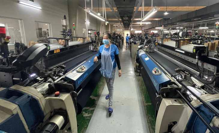 The textile, clothing and shoe industry is one of the two leading industries in terms of revenue decline - Photo: VU THUY