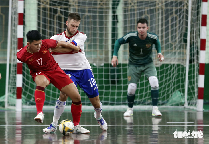Đội tuyển futsal Việt Nam (áo đỏ) thi đấu đầy nỗ lực trước Nga - Ảnh: N.K