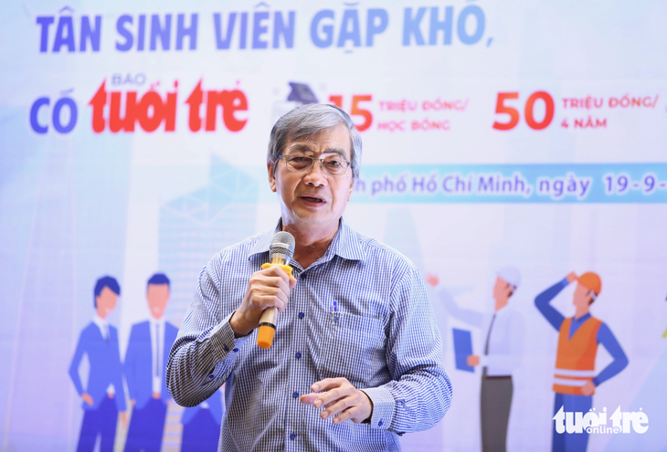 Ông Nguyễn Kim Lan, chủ nhiệm CLB Tiếp sức đến trường Tiền Giang - Bến Tre, mở đầu buổi gặp mặt - Ảnh: PHƯƠNG QUYÊN
