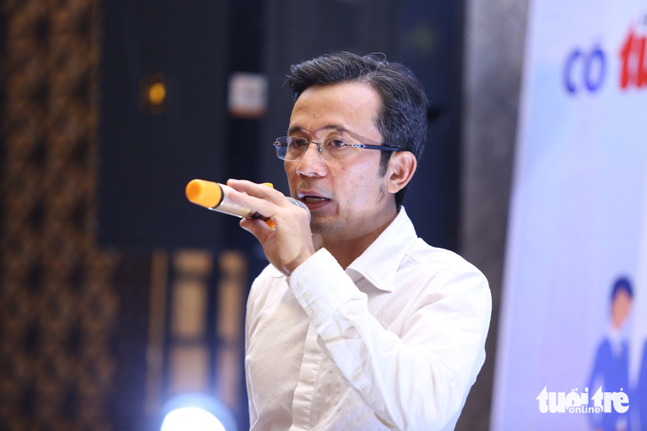 ông Trần Xuân Toàn, phó tổng biên tập báo Tuổi Trẻ, chia sẻ tại buổi gặp mặt - Ảnh: PHƯƠNG QUYÊN