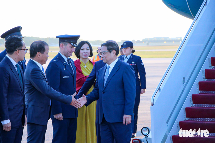 Thủ tướng Phạm Minh Chính bắt tay với đại diện địa phương và cán bộ Đại sứ quán Việt Nam tại Mỹ ra đón đoàn - Ảnh: DUY LINH