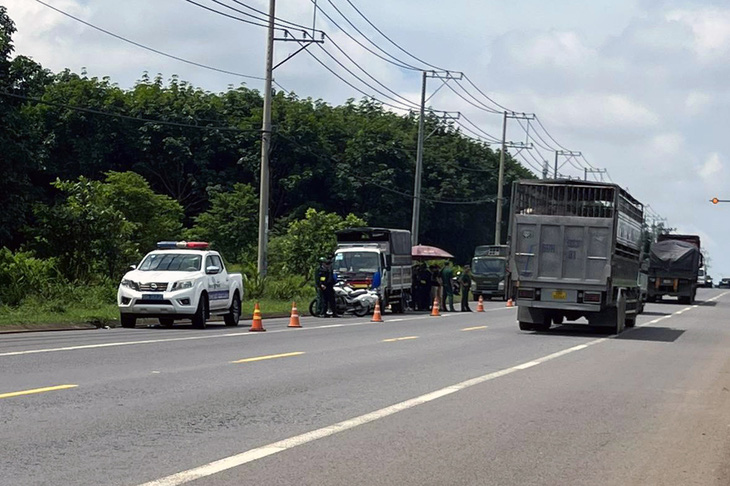 Sau khi truy đuổi hơn 10km, lực lượng chức năng bắt giữ xe tải &quot;thông chốt&quot; bỏ trốn tại quốc lộ 20 (huyện Thống Nhất, Đồng Nai) - Ảnh: N.Đ.N.