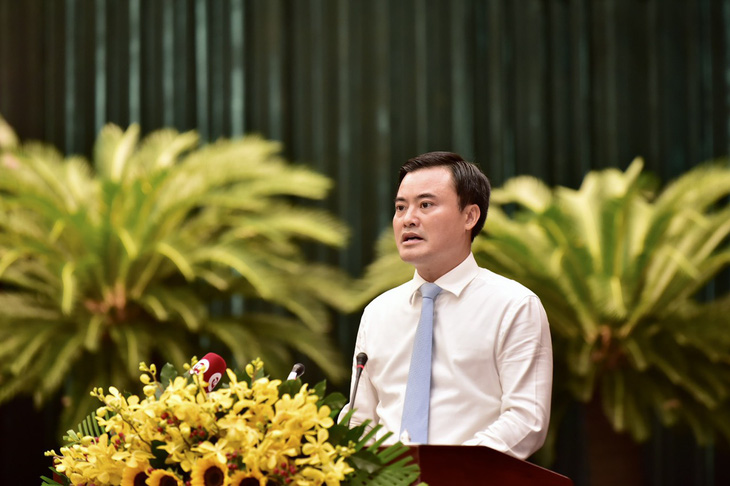 Phó Chủ tịch UBND TP.HCM Bùi Xuân Cường trình tờ trình tại kỳ họp - Ảnh: TTD 