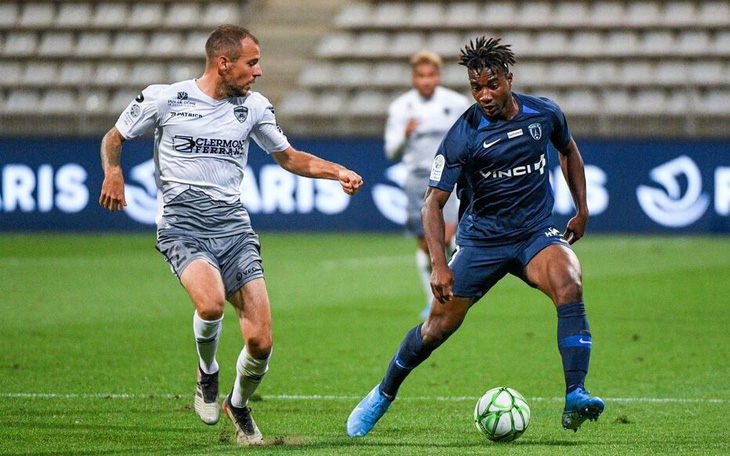 Cheick Timite (phải) trong màu áo CLB Paris FC - Ảnh: Icon Sport