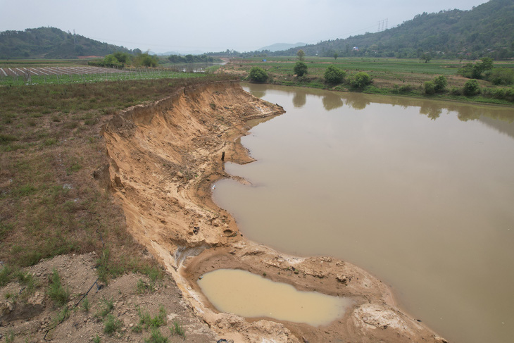 Đoạn sông Krông Ana đoạn qua xã Yang Ré, huyện Krông Bông (Đắk Lắk) bị sạt lở nặng do khai thác cát - Ảnh: TRUNG TÂN